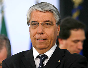 Carlo Giovanardi: “Se 10.000 migranti arrivano in Vaticano, il Papa li fa bloccare dalle guardie svizzere”
