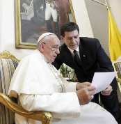Viganò fa l’ermeneutica del papa, ma dimentica la colossale gaffe di Asunción – di Sandro Magister