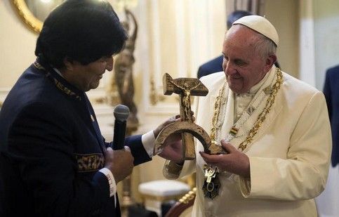 L’affronto di Evo Morales al Papa, un crocefisso che gronda il sangue di almeno 100 milioni di morti