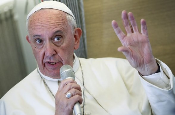 Papa in aereo: muri non sono soluzione, obiezione coscienza è diritto