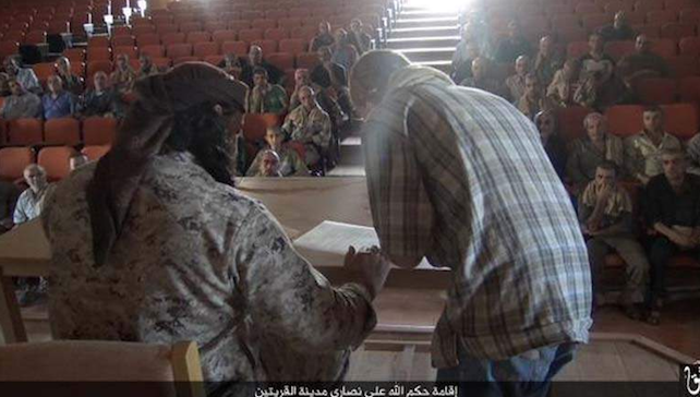 Siria. Isis costringe i cristiani a firmare il “contratto di sottomissione”