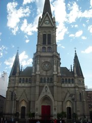 Argentina. Femministe hanno assalito la cattedrale di Mar del Plata al grido: “Chiesa, spazzatura, siete voi la dittatura” – Video