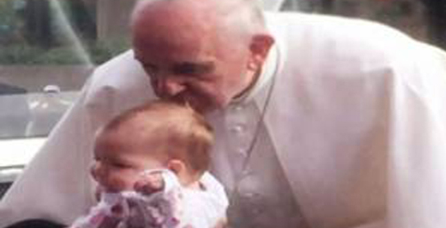 Ma veramente il bacio di Papa Francesco ha guarito una bambina affetta da cancro al cervello?