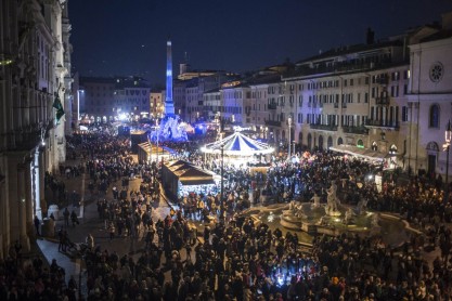 A Piazza Navona per la “Festa della Befana” si respira un’atmosfera LGBT: via i presepi, spazio a gay e trans