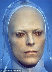 David Bowie, tra magia nera, droga e androginia.