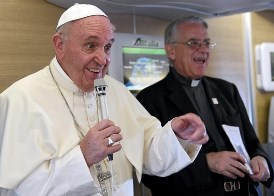 Papa Francesco in aereo: chi costruisce solo muri non è cristiano