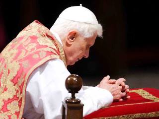 Esplosive dichiarazioni di Mons. Gaenswein: c’è un “ministero allargato” e Benedetto XVI è ancora papa. Cosa c’è dietro? – di Antonio Socci