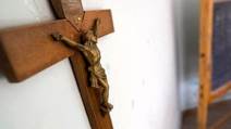 Militante grillina si lamenta del crocifisso al seggio, arriva la polizia