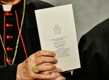 «L’inaccettabile adulterio sdoganato dai vescovi». Una lettera-denuncia di Luisella Scrosati
