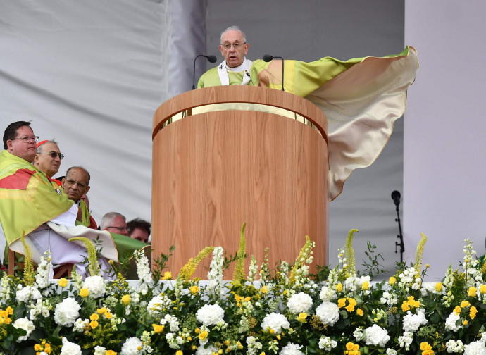 Il Papa schiva il j’accuse di Viganò: “Non dirò nulla” – di Andrea Zambrano