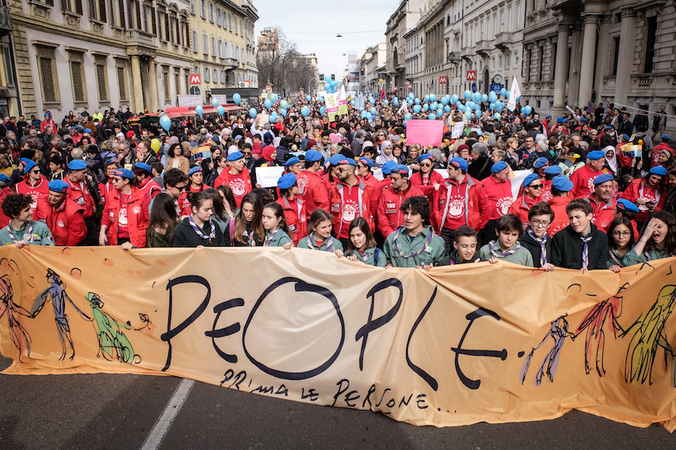 People, la marcia delle menzogne.