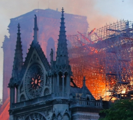 Notre Dame brucia: resta indenne la facciata sormontata dalla statua della Madonna, che continua a troneggiare su Parigi