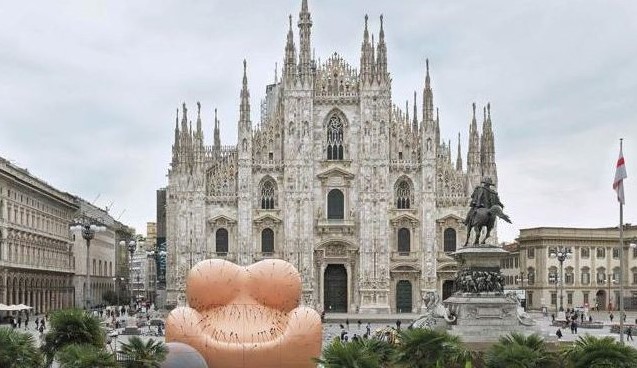 “Poltrona-corpo femminile trafitto” vs Duomo. A voi il giudizio – di Raffaella Frullone