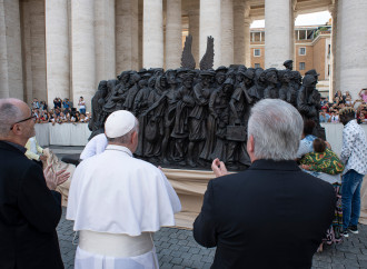 « Papà Bergoglio e gli altri: quanti migranti “sovranisti” usati in quella statua » di Andrea Zambrano