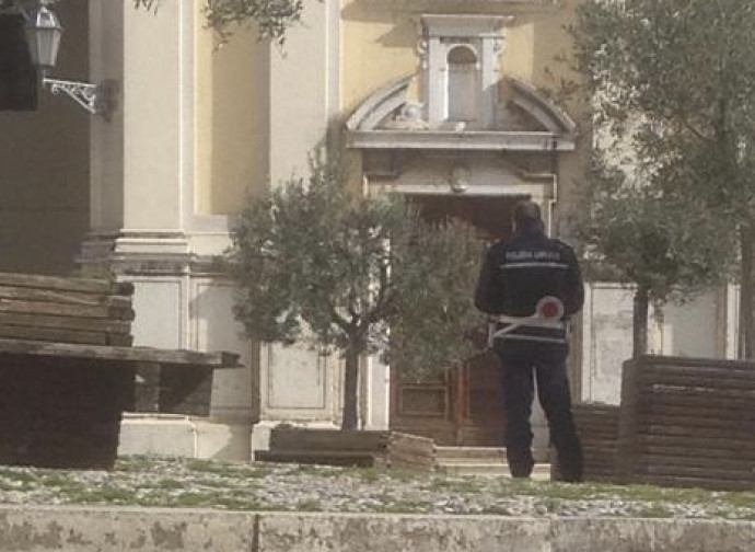 « Gli agenti presidiano le chiese: ecco la polizia religiosa – di Andrea Zambrano »
